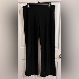 EUC. NIKE DRI FIT Black Loose Leggings. M.